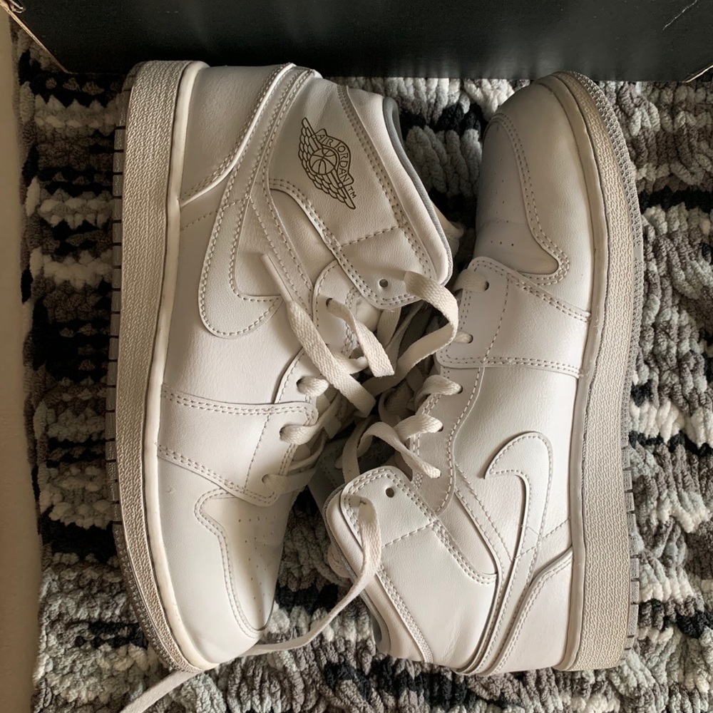 Air Jordan 1 Mid BG